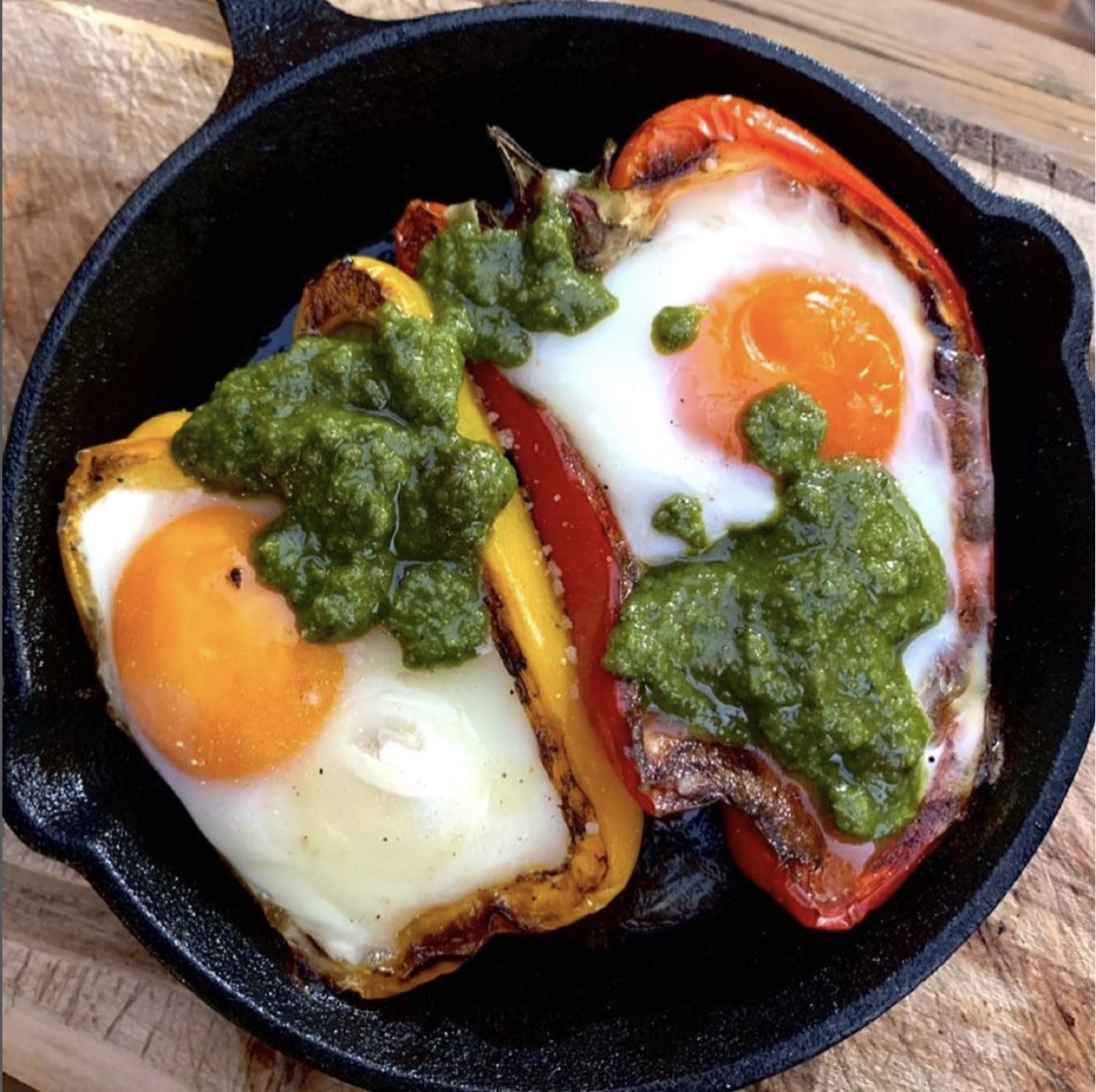 Pimentón relleno con huevo y pesto a la parrilla